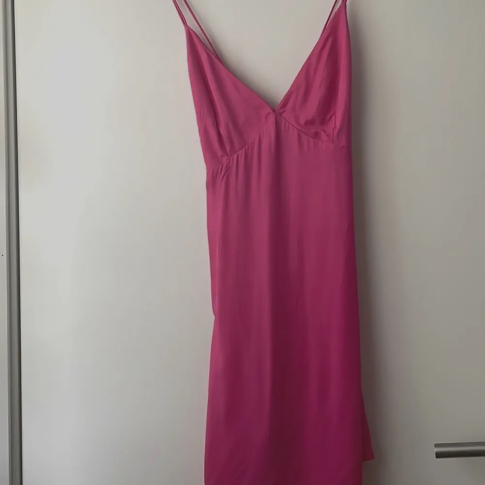 Rosa silkesklännning från H&M  Ej använd. Klänningar.