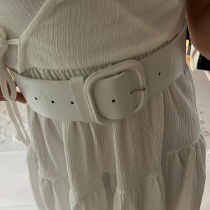 NA-KD skärp - Knappt använt! Snyggt skärp att ha i midjan på oversized klänningar. Några märken på utsidan och insidan av skärpet men som man inte tänker på.