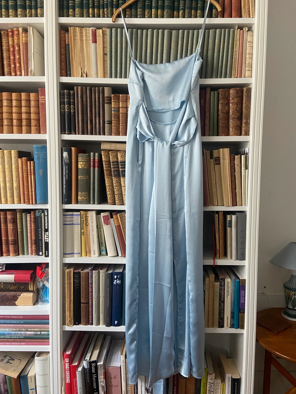 Maxiklänning i satin med låg rygg - 90