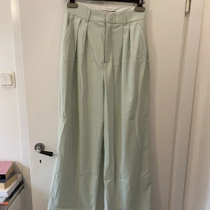 vida byxor - extremt vida kostymbyxor i mintgrönt!! harry styles vibbar av dessa! i perfekt skick och använa ett fåtal gånger bara