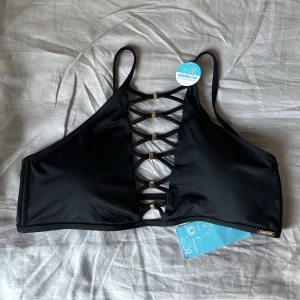 Svart bikinitopp - Jättesnygg svart bikinitopp i surfermodell från New Yorker🖤 Säljer då jag köpte fel storlek. Helt ny med prislappar kvar dvs aldrig använd! Storlek XL/42