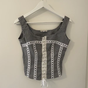 supersöt topp - asgullig topp som inte kommit till användning och som från början är köpt på humana!! stolek 44 men skulle påstå att den är liten i storleken 