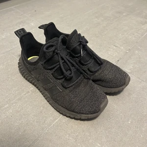 Adidas Kaptir  - första adidas kaptir använda ganska så mycket men ändå bra kvalitet inga hål eller så dom är däremot mer mörkgrå än svart men lutar mer åt svart än grå  katt finns i hemmet