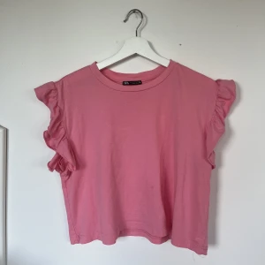 Volang tröja - T-shirt med volang ärmar från zara som är andvänd 1 gång.