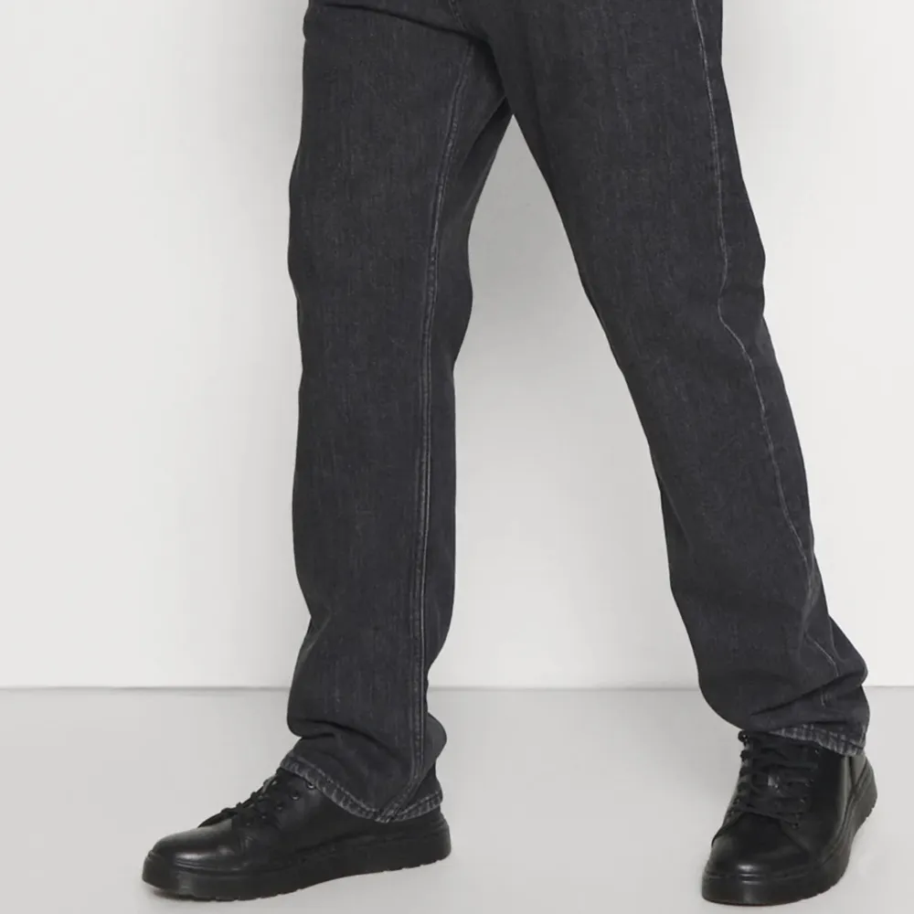 Säljer dessa weekday space jeans. 27 waist och 30 length. Skicka meddelande vid funderingar👍. Jeans & Byxor.