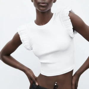 Tröja zara - Oanvänd tröja från zara. Storlek S/M. Passar mig som brukar ha S och ibland M. Färgen vit och köpt detta år i butik för 129kr. Säljer för 69💕 Kontakta mig för egna bilder!