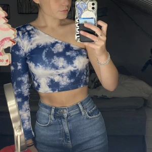 Blåvit topp - Snygg topp ifrån shein. I använt skick, inga märkbara defekter se bilderna. Storlek S. Går bra för att använda ”köp nu” annars skriv ett meddelande!☺️