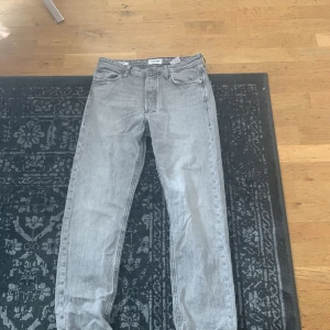 Gråa jack and Jones byxor  - Säljer dessa jack and Jones byxor då jag använder dom inte längre.Dom är inte jätte använda och har mycket kvar av sig.