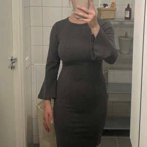 Figurnära klänning☀️ - En grå klänning som slutar på mitten av låret. Tjockare material☀️