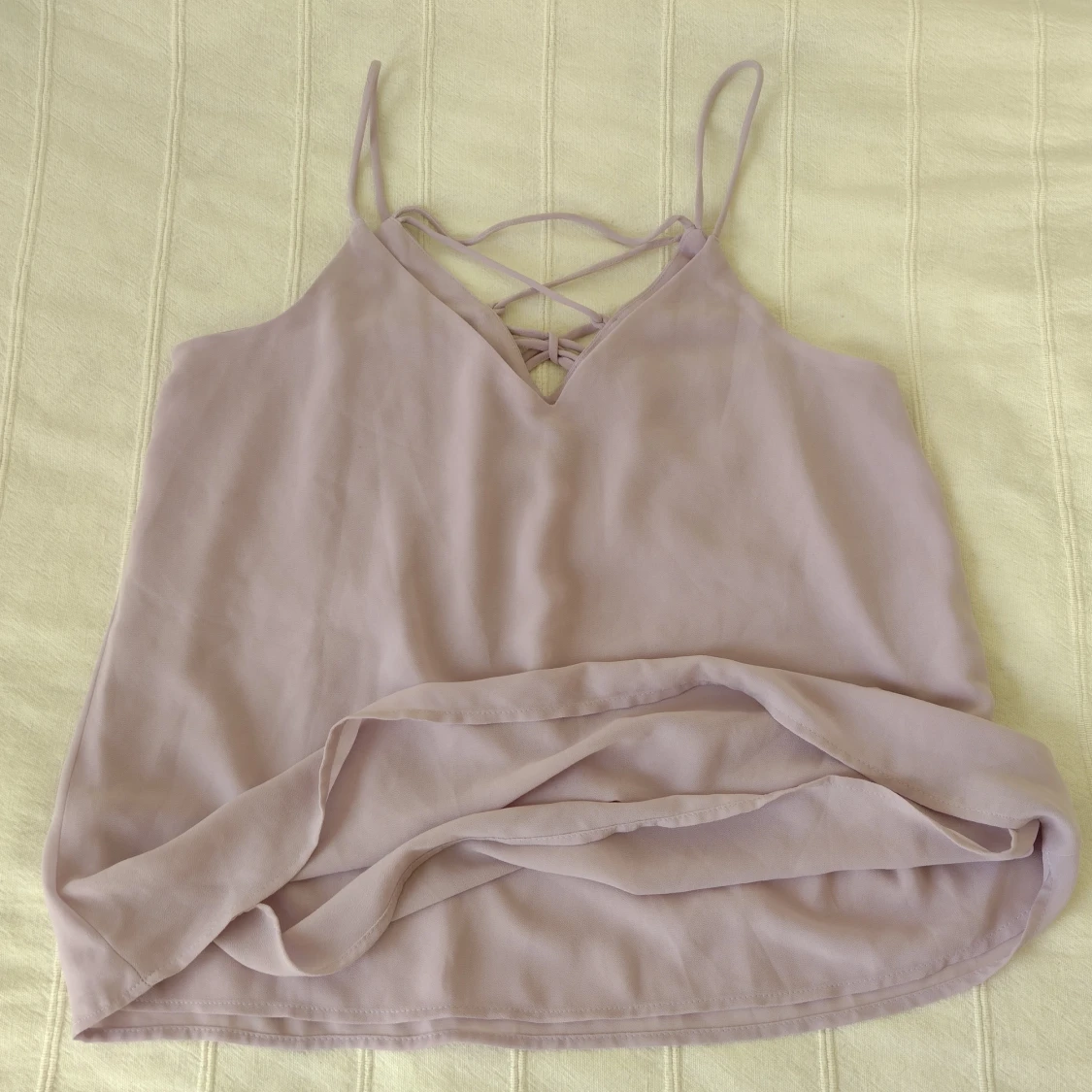 Ljuslila flowy topp/linne med smala band och knytning i ryggen - storlek 34 - 90