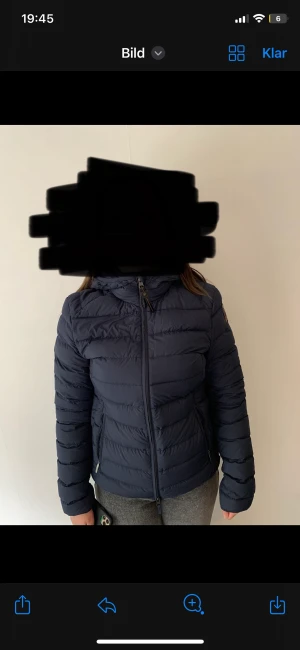 Parajumper jacka - Fin parajumper Jacka säljes pga art ja köpte fel färg, bara testad aldrig använd.   den är mörkt mörkblå. Storlek M/S