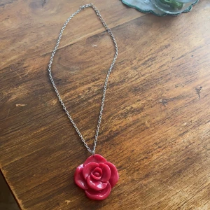 Fint halsband med röd ros - Säljer detta super fina halsband med en röd ros!💞 hör av dig vid frågor! 