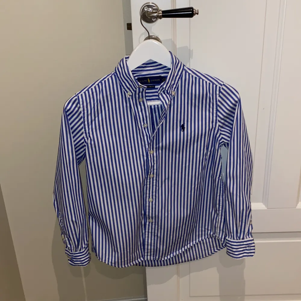 Skjorta från Ralph Lauren i 100% bomull. Fint skick och inga anmärkningar. Storlek M (10-12). . Skjortor.