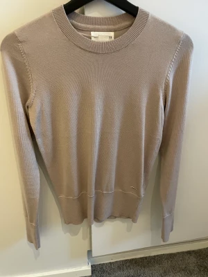 Fin stickad tröja från holy white  - Beige Stickad tröja från holy white stl xs 