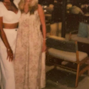 Blommig klänning  - Säljer denna så fina sommarklänningen från hm storlek M men passar mig som brukar ha S