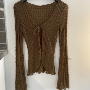 Fin brun tröja - Har använt få gånger, jätte skönt material, brukar ha på mig den med en topp under för att den e genomskinlig💖
