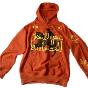 Vintage hoodie - Orange hoodie med coola tryck. Nästan oanvänd men inte så stor, skulle gissa på S