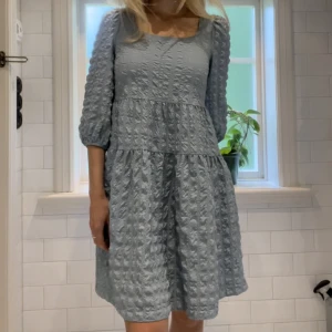 Blå klänning - Fin blå klänning med strukturerat tyg. Helt oanvänd med lappen kvar!🌺