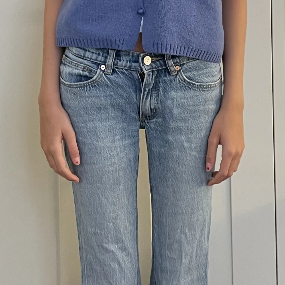 Snygga lagmidjiade jeans frän Abrand, säljer pga att dom inte passar mig längre 🥰. Jeans & Byxor.