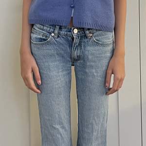 Snygga lagmidjiade jeans frän Abrand, säljer pga att dom inte passar mig längre 🥰