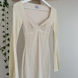 Långärmad klänning - Säljer min fina klänning från Ohpolly.  Storlek UK4/ XS.  Köptes för 810kr.   I ett mycket fint skick.💛