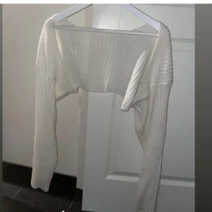 Vit bolero  - Säljer min söta vita bolero i storlek S 🤍 perfekt nu inför skolstart!🙌🏼 skicka om ni vill ha fler bilder på boleron 