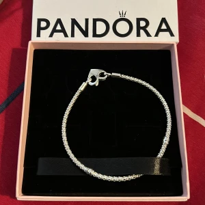 Pandora armband - Armband från Pandora som aldrig kommit till användning pga för stort. Fick i student present men glömde bort att byta storlek. Jätte fint armband, storlek 19. Ordinarie pris 599kr