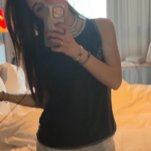 Fin blus - Jättesöt blus med fina detaljer som jag köpt från Sellpy men använt fåtal gånger, skriv för fler bilder eller frågor💞