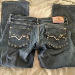 Lågmidjade jeans  - Super snygga lågmidjade och bootcut jeans som tyvärr blivit försmå för mig:(💗skriv priv om du har några frågor!🌟💋