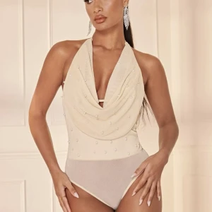 Opholly liknande Body från shein  - Helt ny oanvänd body från shein. Har den i storlek M. På sista bilden kan ni se om måtten hade passat isåfall ni är intresserade. Bodyn har liknande detaljer som ophollys dyra kläder.🫶🏽