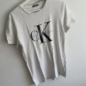 Calvin Klein T-shirt  - Hör av er för mer information och bilder!