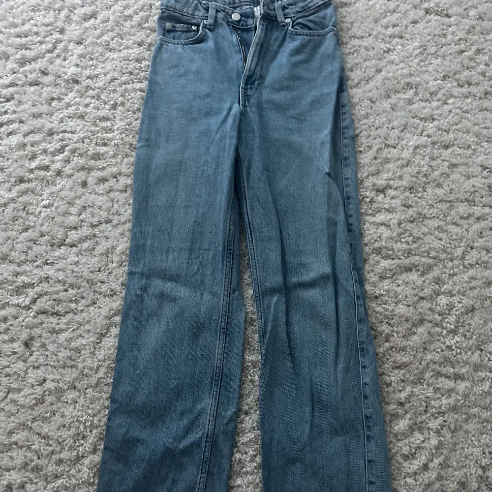 Jeans från Weekday, använda endast fåtal gånger. Nypris 590kr säljer för 250 + frakt💗 går att diskutera pris vid snabb affär. . Jeans & Byxor.