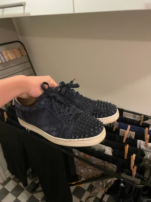 Cristian Louboutin  - CHRISTIAN LOUBOUTIN skor väldigt fint skick lite smutsiga men de går enkelt att tvätta bort 