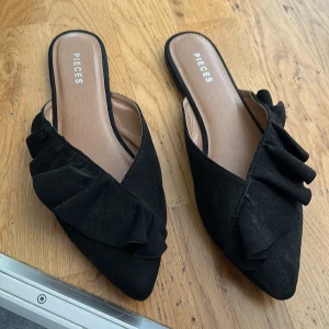 Svarta tofflor - Svarta tofflor