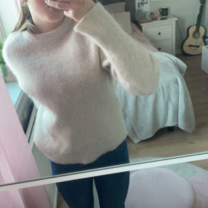 Beige stickad tröja  - Säljer denna beiga stickade tröja, jättefin till hösten.🍂  Den är i fint skick men lite stickig🫶🏻  