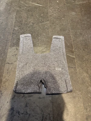 Iciw tights s/m 🫶🏽 - Superfina, har klippt bort lappen men om jag minns rätt så köpte jag de i storlek s! Sitter iallafall som en vanlig s. Skick 10/10. Klicka på köp nu så är den din. Försten till kvarn på allt ❤️