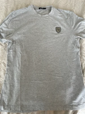 Anthony Morato - T-shirt i grått.  