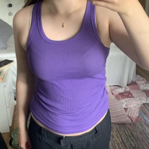 Lila linne - Lila tanktopp från weekday ❤️‍🔥 Säljer för 40kr