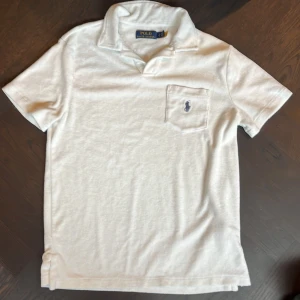 Polo Ralph Lauren Frotté shirt  - Använd fåtal gånger  Säljer pågrund av att den inte passar mig