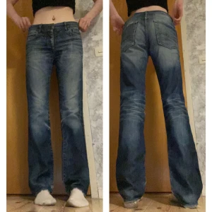 Lågmidjade jeans - Snygga vintage jeans från Jack&Jones. Jag är 173 cm🫶 Midjemått: 78 cm || Innerbenslängd: 89 cm 