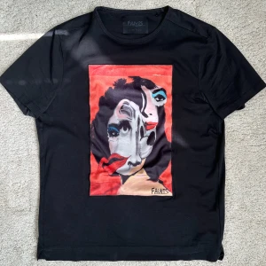 Limitato t-shirt - Säljer min t-shirt från Limitato då den inte längre kommer till användning. Storlek M, nypris runt 1600 kr. 