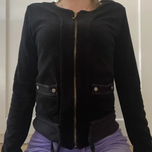 Vintage Juicy Couture Kofta - Vintage Juicy couture kofta, den är i fint skick men är bara lite dammig efter som den inte är andvänd, den har fina fickor och är en knytbar midja som jag att man kan se snatched ut⏳ köpt för över 700kr! 