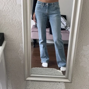 Jeans Brandy Melville  - Super snygga jeans från Brandy Melville som inte går att köpa längre💕 säljer då jag har för många jeans!! Jeansen Passar mig bra som är 173