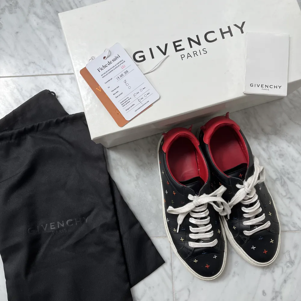 Säljer sneakers från Givenchy! Dessa är köpta på Vestaire Collective 2019 med äkthetsbevis. De är i storlek 37 och i fint skick! Skorna kommer med originallåda och dustbag. Nypris är ca 6000 kr. Säljs för 1600 kr. Dessa går ej att få tag på längr. Skor.