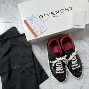 Säljer sneakers från Givenchy! Dessa är köpta på Vestaire Collective 2019 med äkthetsbevis. De är i storlek 37 och i fint skick! Skorna kommer med originallåda och dustbag. Nypris är ca 6000 kr. Säljs för 1600 kr. Dessa går ej att få tag på längr