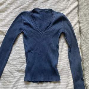 enkel och söt mörkblå långärmad tröja från brandy melville! perfekt till hösten 🧡 i perfekt skick 