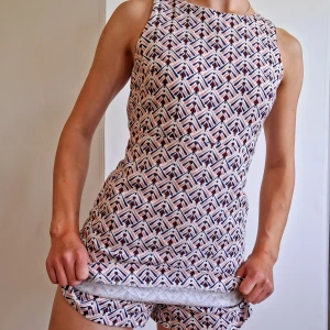 Byxdress - Ett av mina favoritplagg som ej kommer till användning längre. Endast använt några gånger för flera år sedan. Mycket bra skick! Supersnygg knäppning i ryggen och älskar att det är shorts!