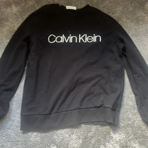 Calvin Clein tröja  - Svart Calvin clein tröja med vitt tryck, nästan helt oanvänd och är i topp skick. Storlek L 