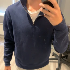 Zara halfzip - Jätte fin, helt ny halfzip från zara, färg mörkblå & storlek M, inga defekter och hur fin som helst i skick, svarar gärna på frågor och pris kan diskuteras!