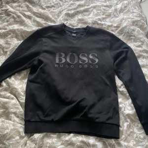 Hugo Boss sweatshirt - Säljer denna sweatshirt i super bra kond